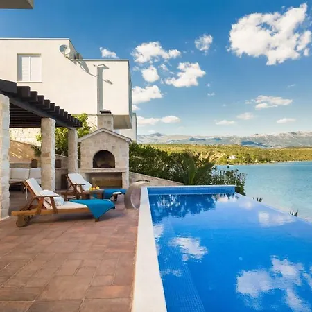 Villa Cama